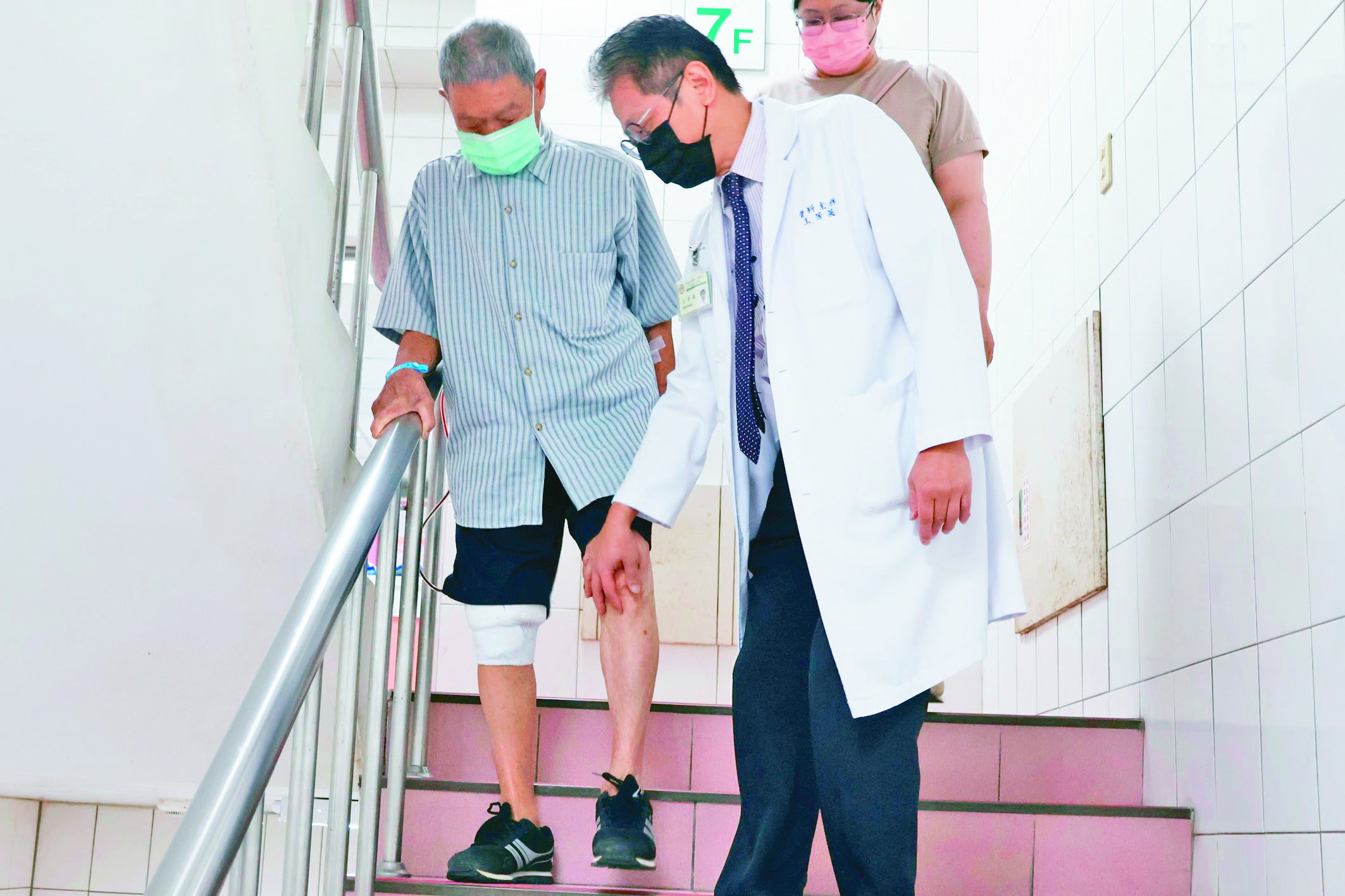9旬翁換人工關節 2天能爬樓梯