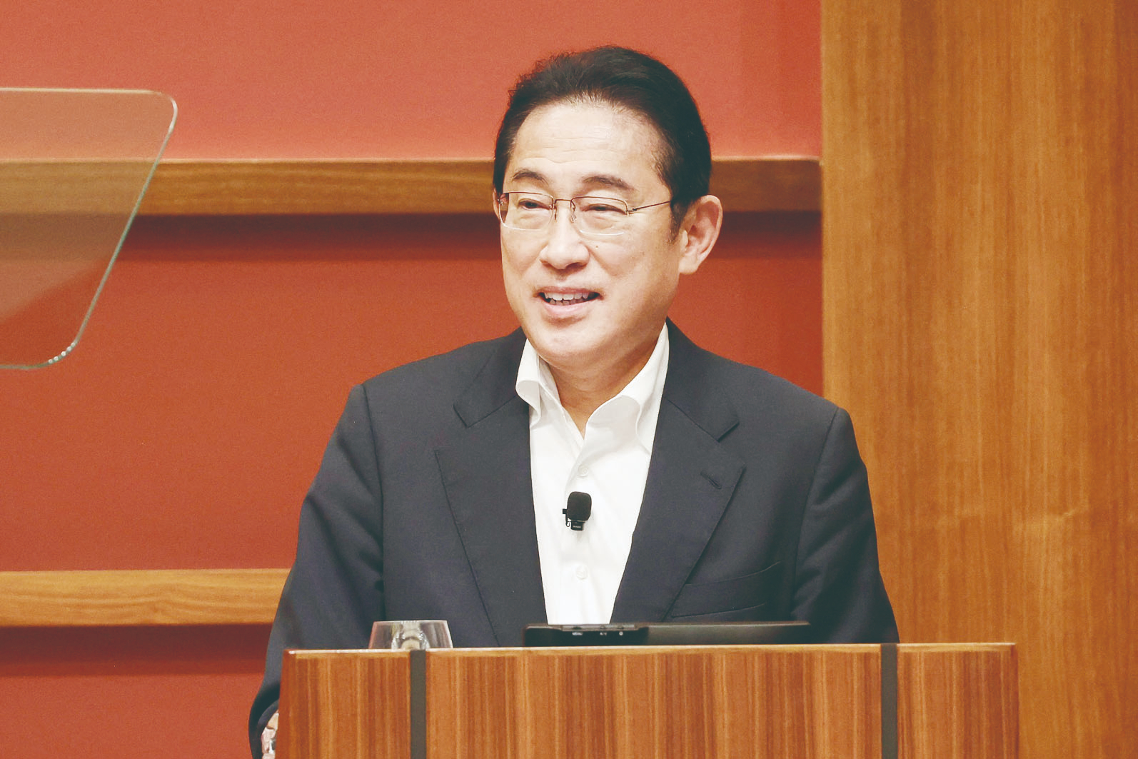 拿政治獻金吃大餐 岸田內閣民調大跌