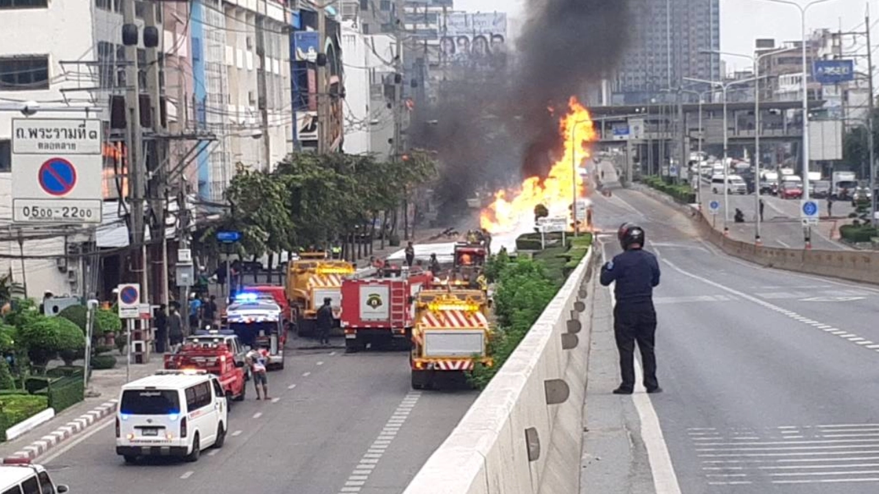 載燃氣皮卡車側翻爆炸 火焰沖天