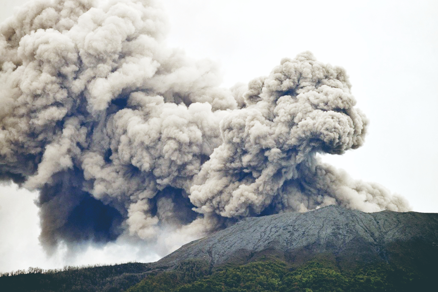 印尼火山噴發 至少11登山客罹難
