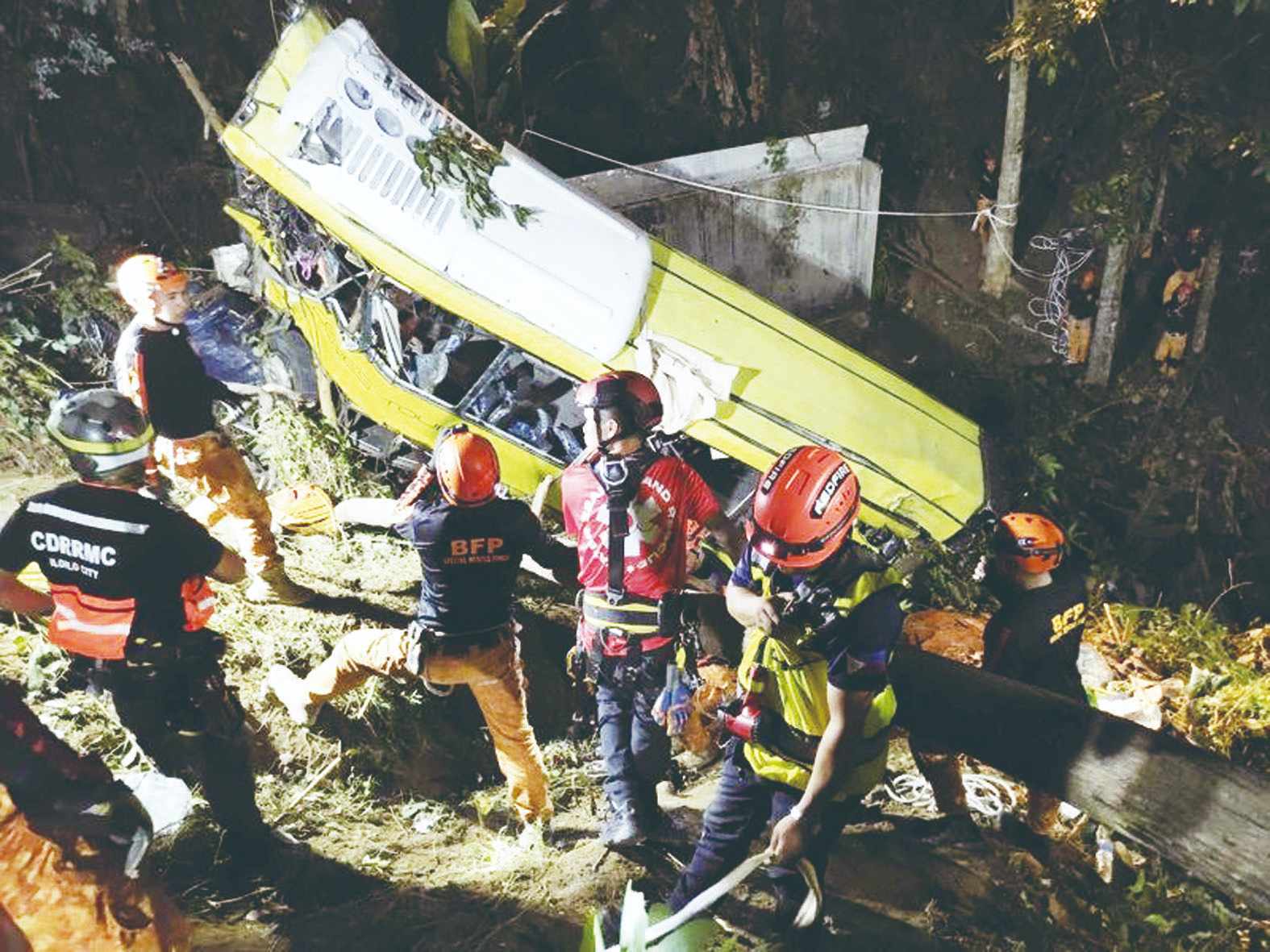 菲律賓巴士墜30公尺懸崖 至少16死