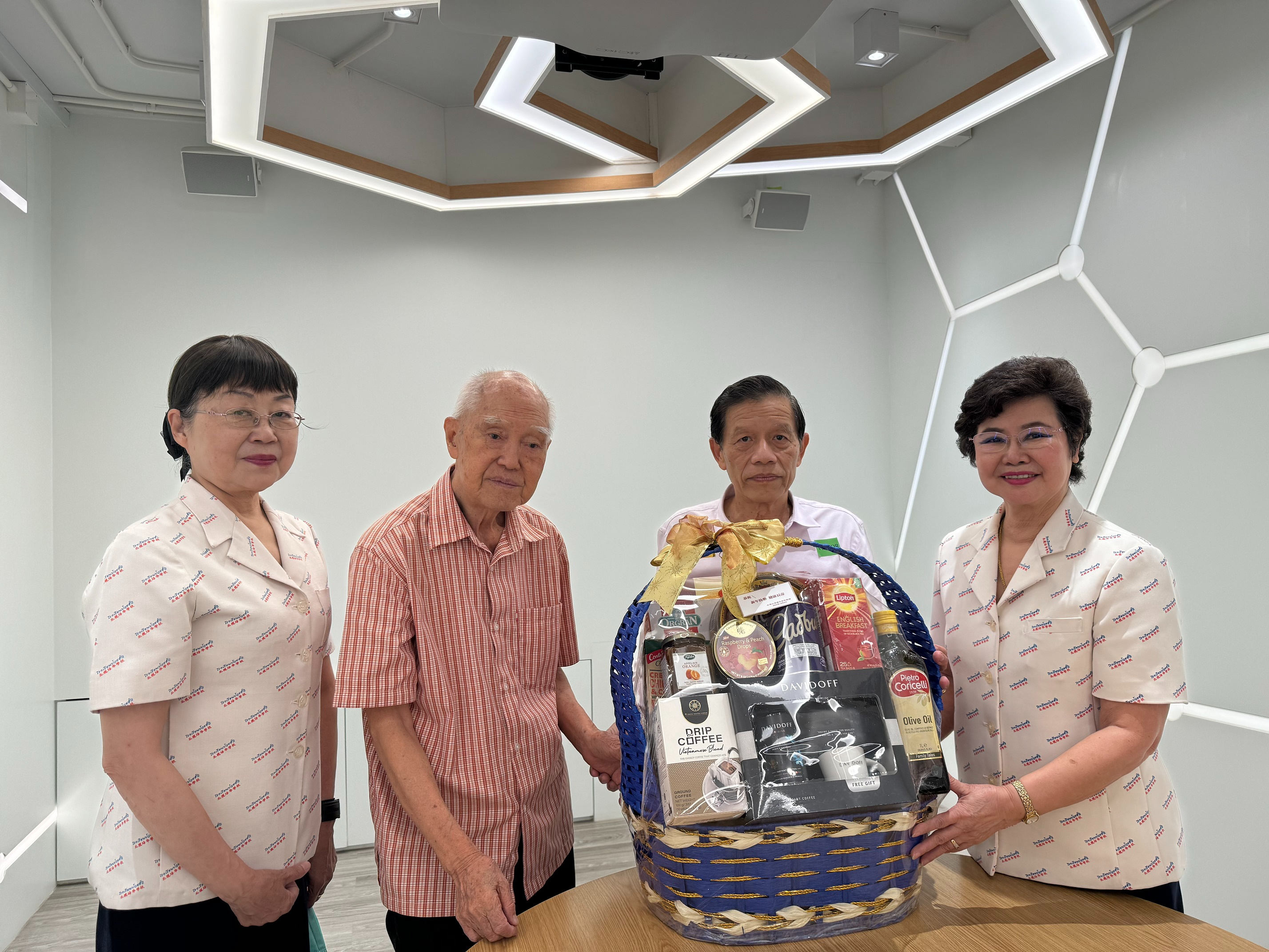 北攬培華校董張進亮向羅宗正祝福新年