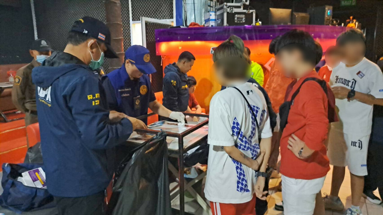 突擊芭堤雅一酒吧 17人吸毒送法辦