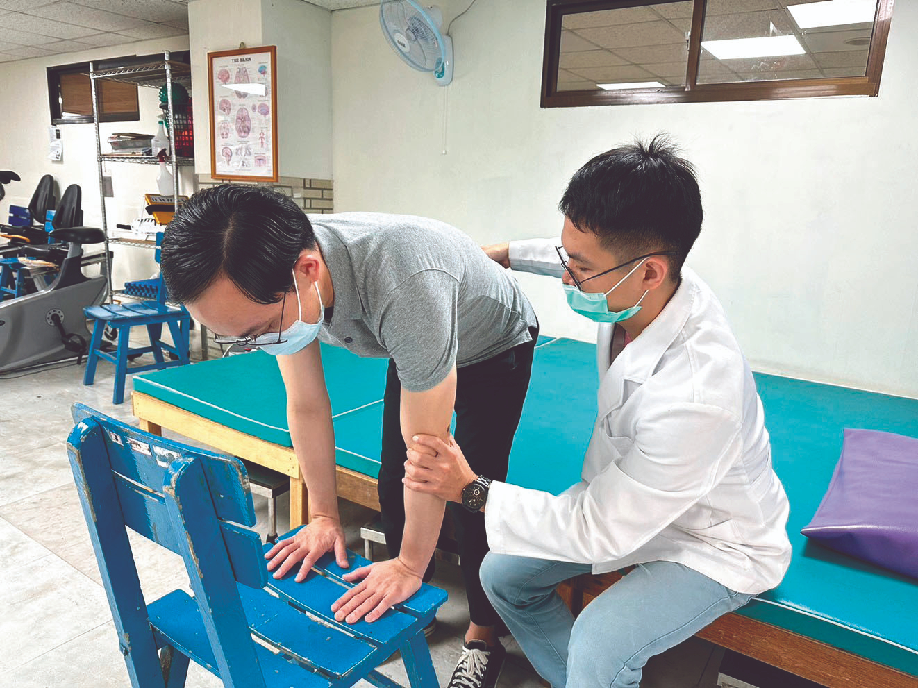42歲男中風 復健半年能拄杖走了
