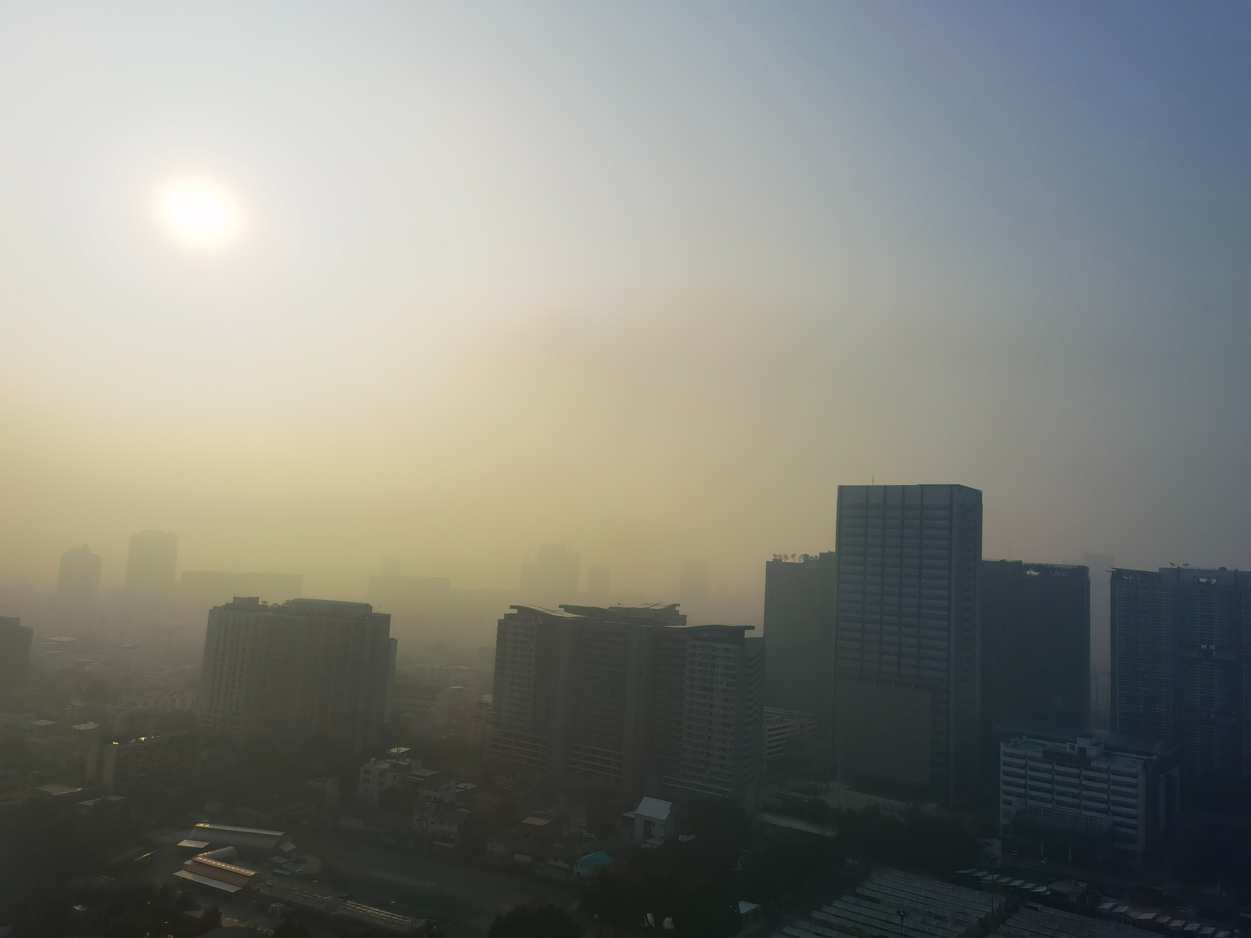 曼谷空污臨界危險 鄰府霧霾矇矇