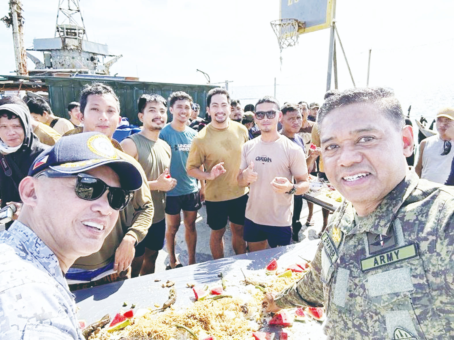 菲兩將軍登上仁愛礁廢艦宣示主權
