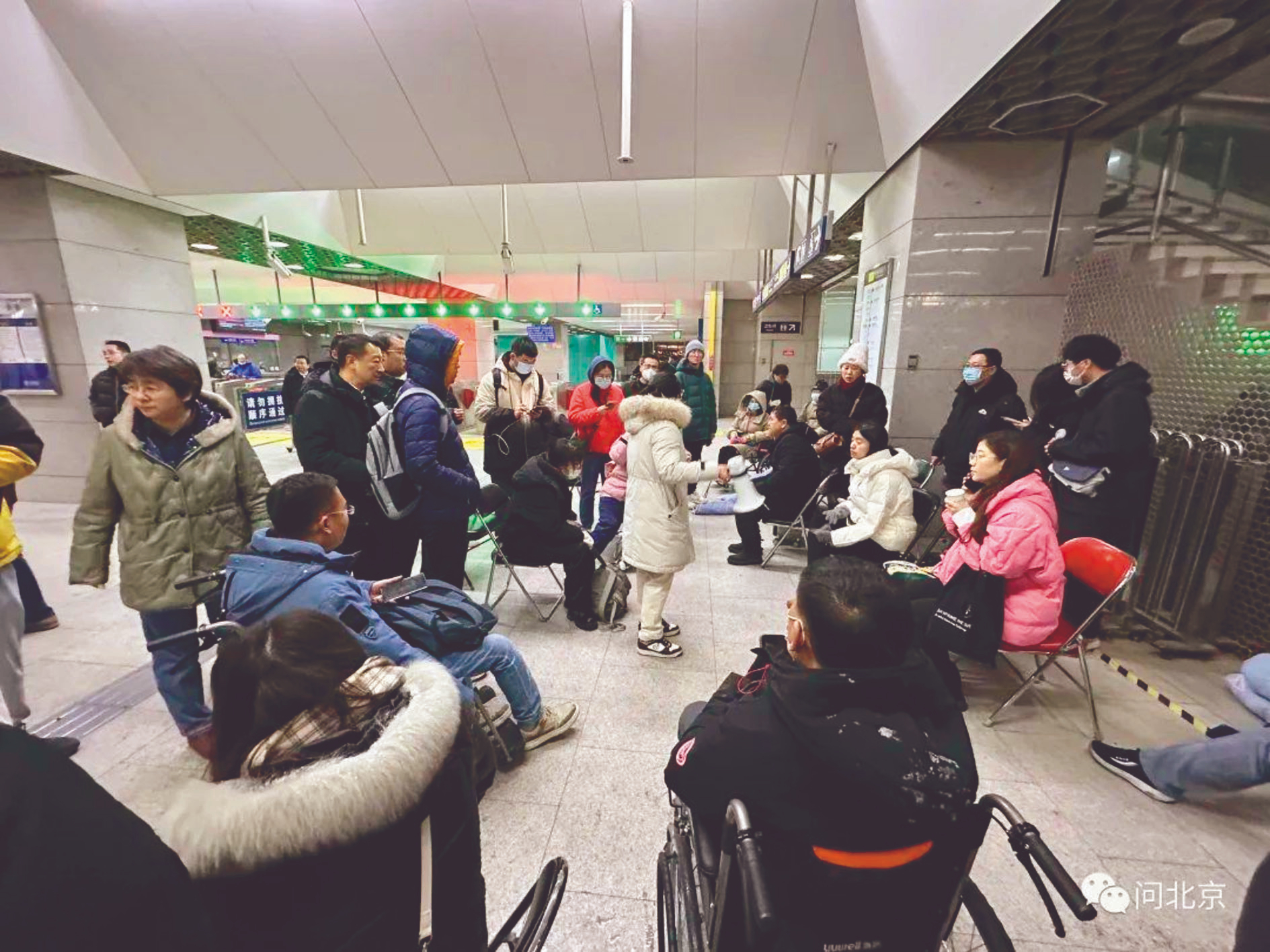 -5℃ 京地鐵車廂斷 千人雪夜逃   鐵皮扯開、脫鉤 30多乘客送醫 北京地鐵道歉 疑與暴雪相關