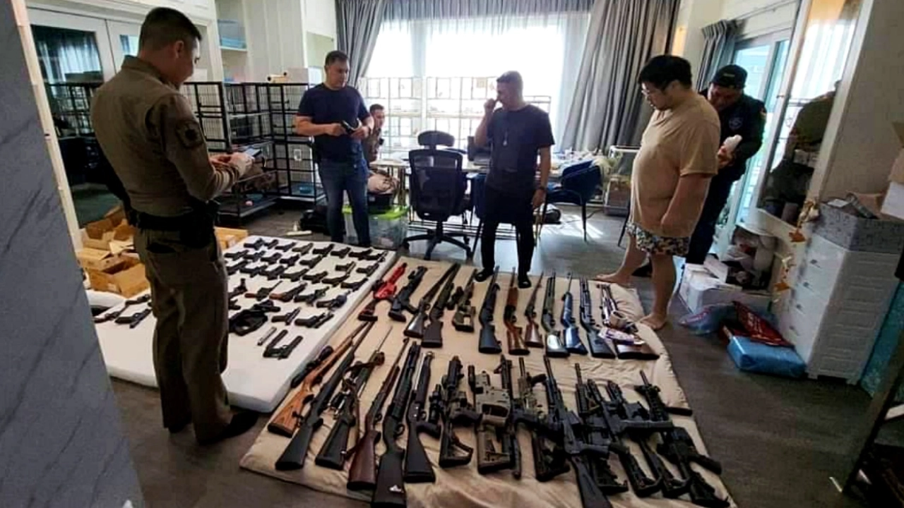 網警突擊網紅豪宅 一屋子槍枝彈藥