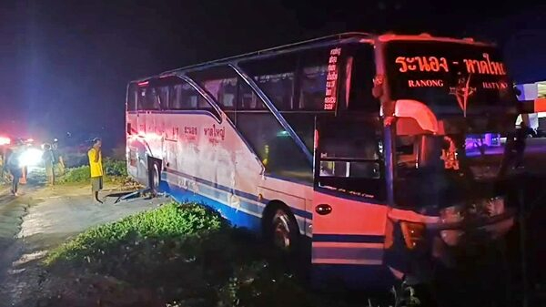 司機打盹巴士衝出路邊 30乘客受傷