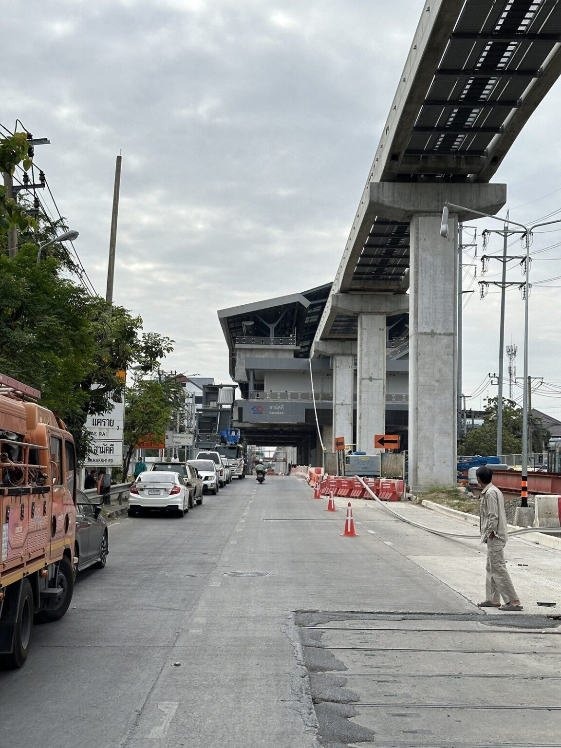 粉色捷運設備脫落砸車 交通部長令暫停服務