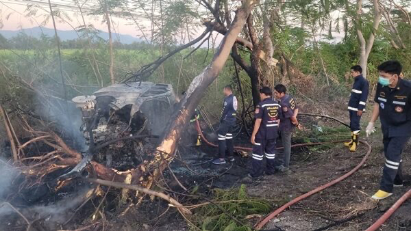 麵包車撞樹失火 司機身亡2中國客重傷