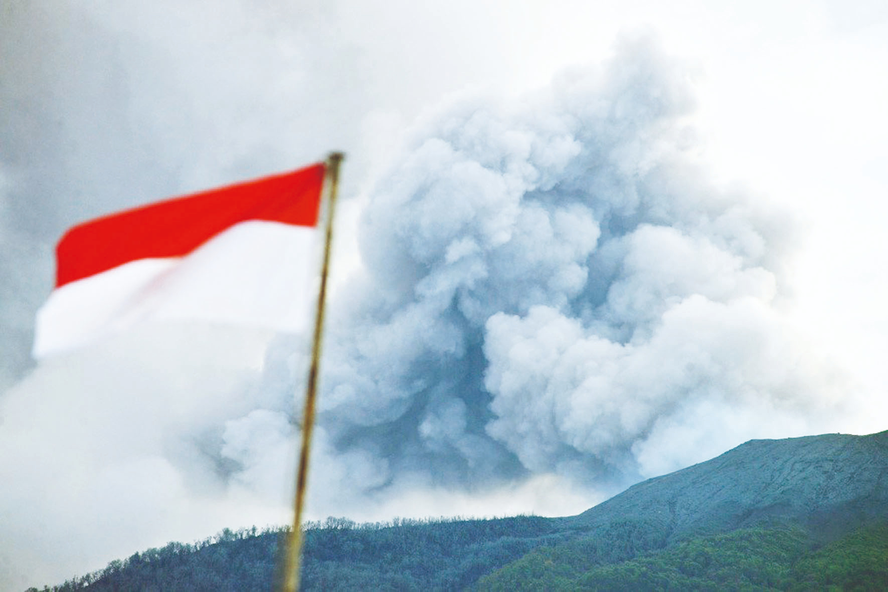印尼東部火山噴發 撤逾2200居民
