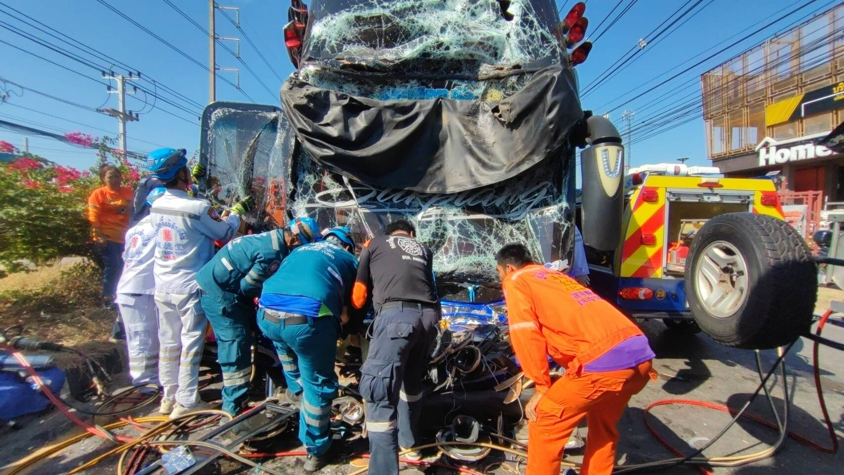 大巴撞皮卡車 25師生受傷