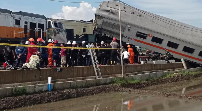印尼2火車相撞車廂翻覆 至少3死
