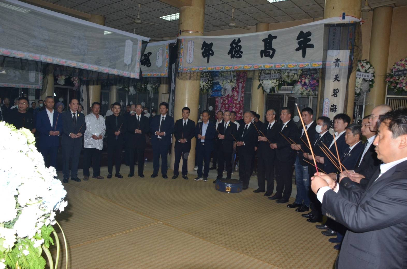 王志民會長等晉香贈經致祭林淑明老先生