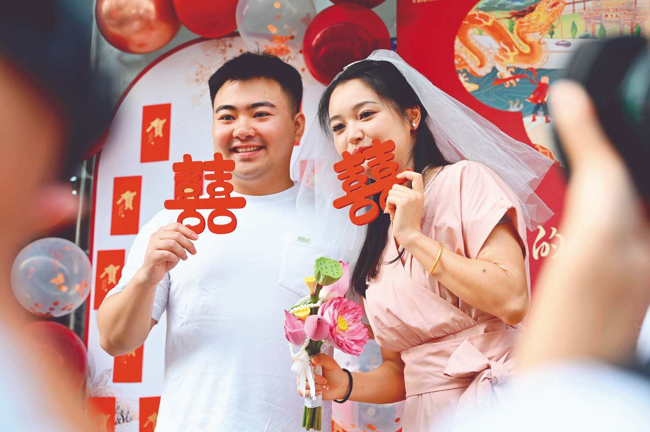 中國晚婚潮 從城市蔓延鄉村   城市30歲未婚率逾30% 25-29歲過半未婚 鄉村30-34歲也有 ...