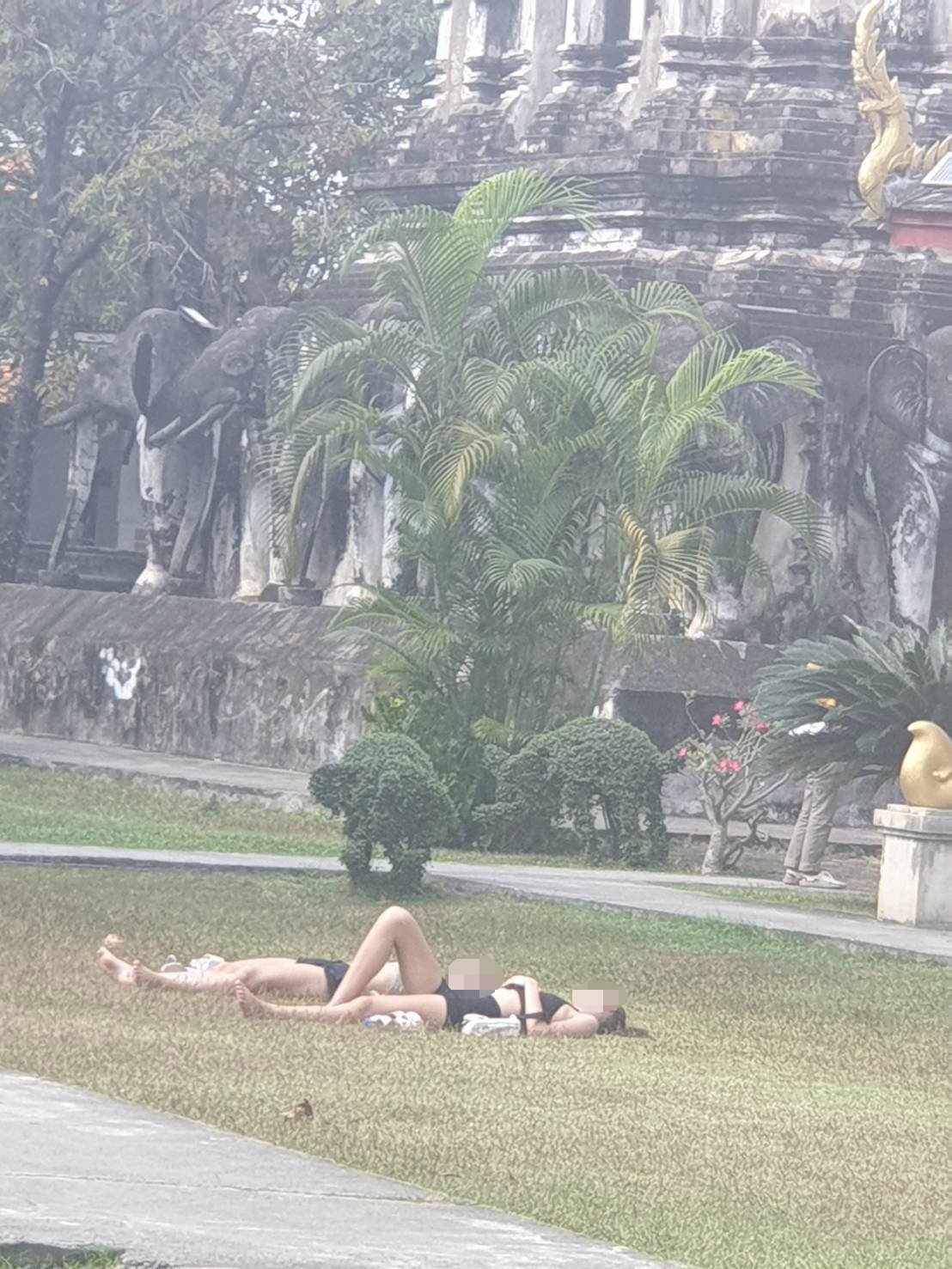 穿背心熱褲躺古寺曬日光浴 2老外惹罵
