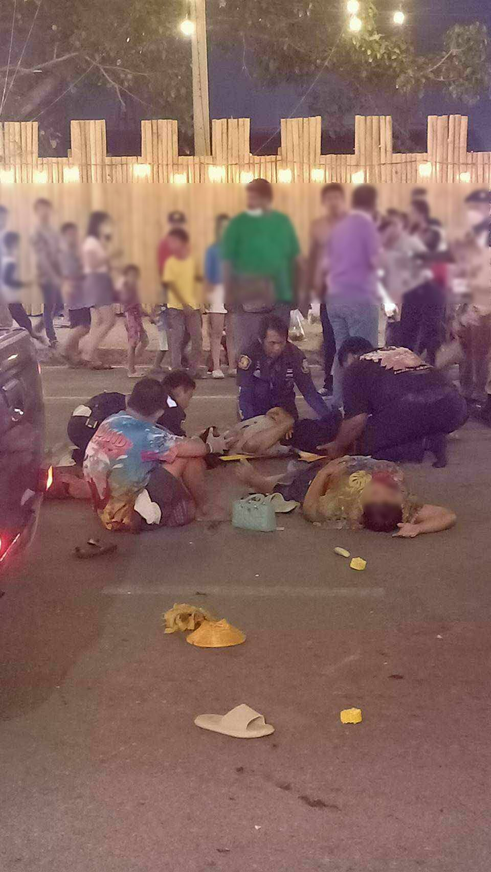 人群挑逗小象 惹怒母象擊傷4人