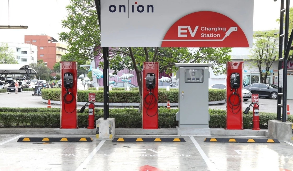 AWC攜手PTT 在酒店、購物中心設電動車充電站