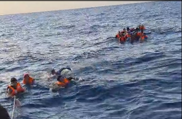遊船出海釣魚撞暗石 15人漂海中 