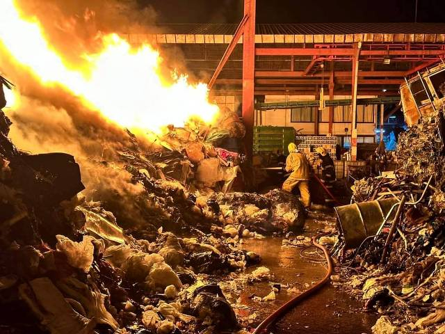 疑電線短路 5層樓高垃圾堆爆發驚天大火