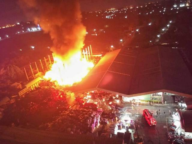 疑電線短路 5層樓高垃圾堆爆發驚天大火