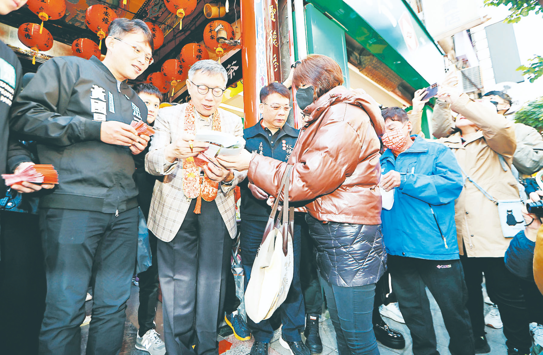 黃國昌黃珊珊 勤走雙北拜廟