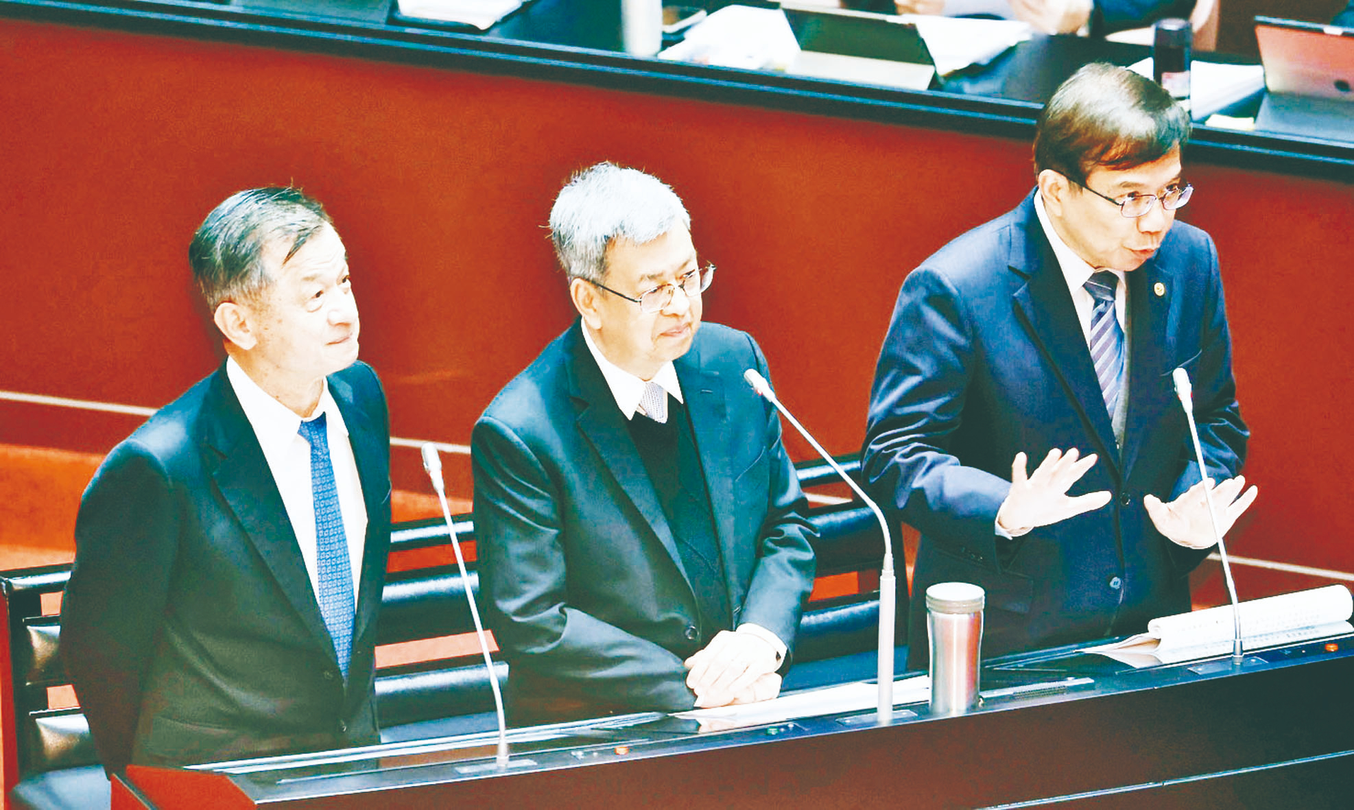 看守內閣高姿態 挨批傲慢不改
