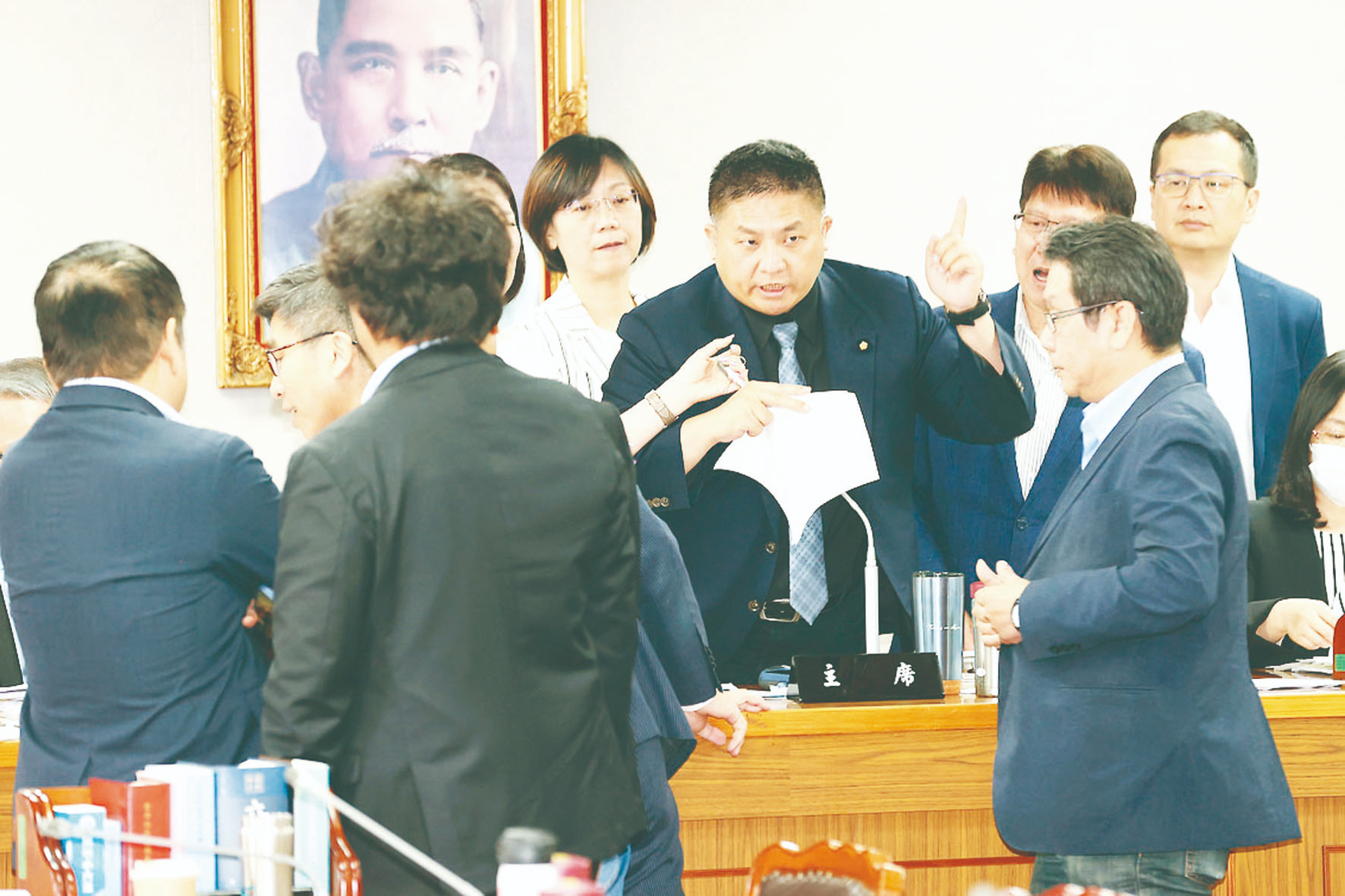 朝野鬥法7小時 國會改革法案過初審