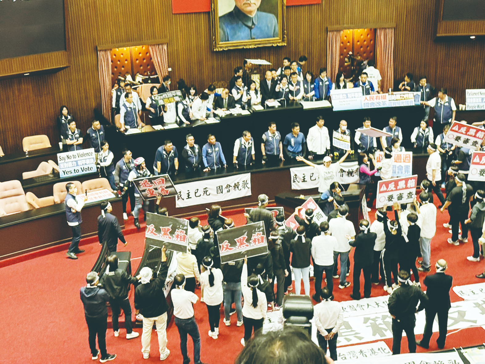 韓國瑜登台欲說明立院衝突 頻被打斷