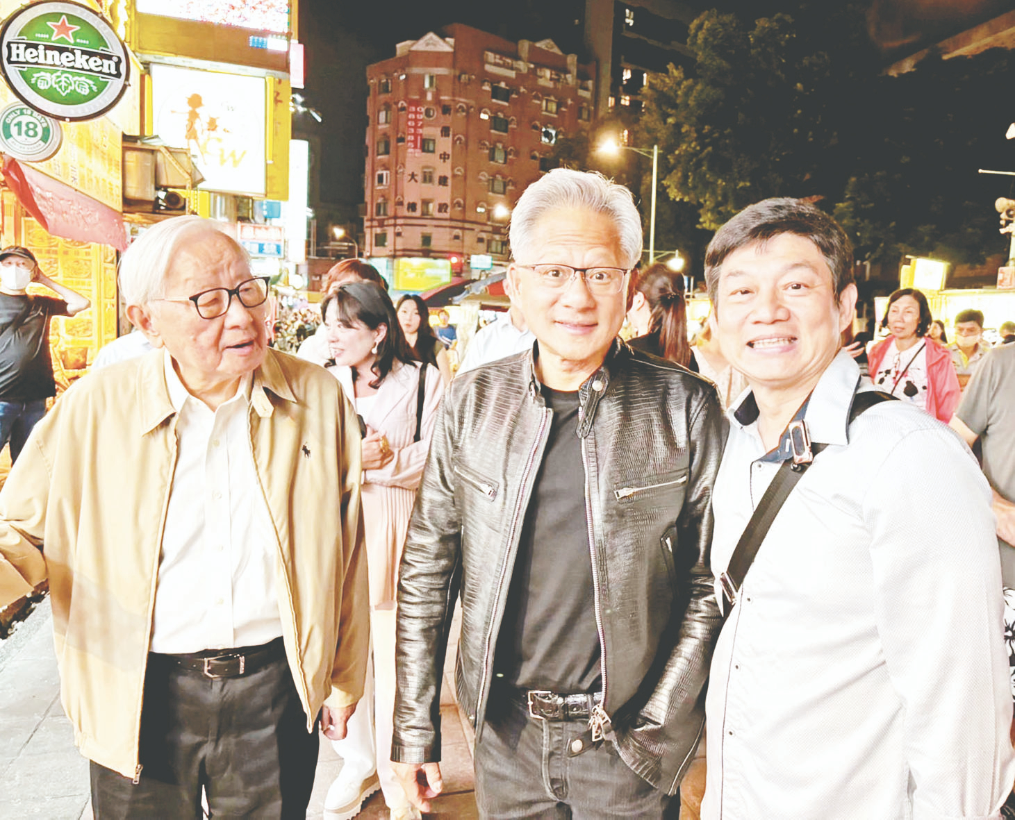 黃仁勳續攤 拉張忠謀夫婦逛夜市
