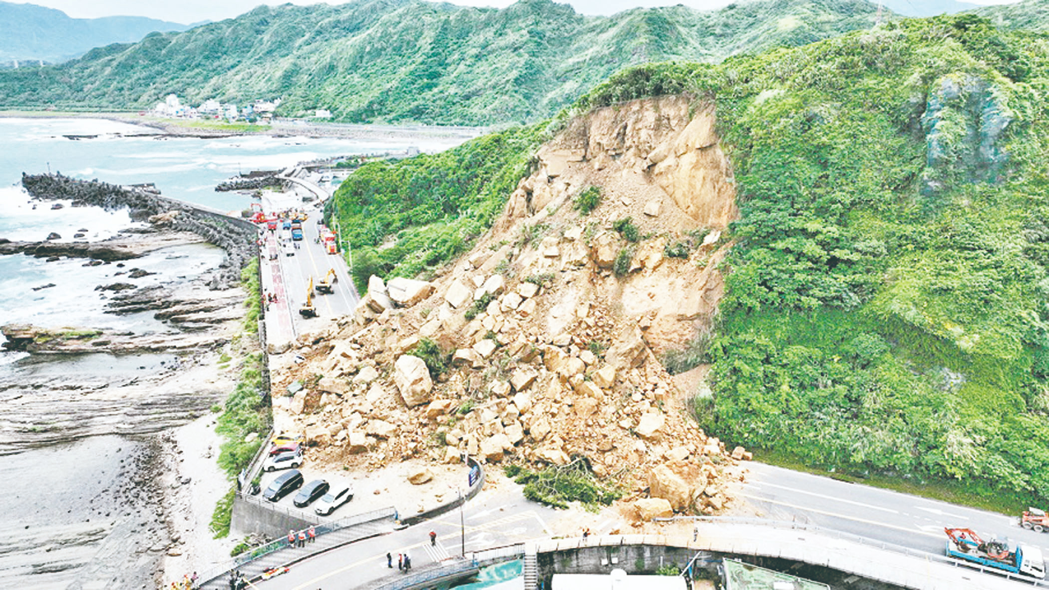 基隆山崩 百噸巨石如雨下砸11車