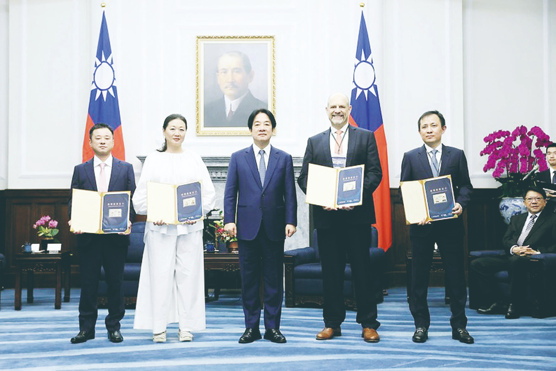 總統頒就業金卡 將擴大全球性攬才