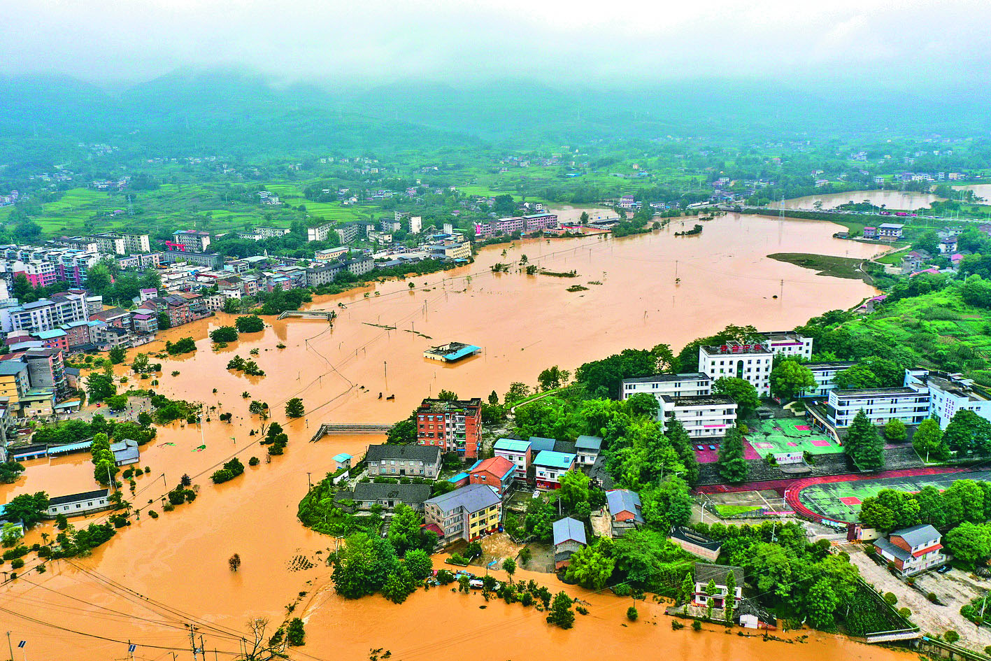 重慶暴雨6死 三峽大壩急洩洪   15條河超警戒 山體滑坡 埋了祖孫3人 水漫河堤 30輛 ...