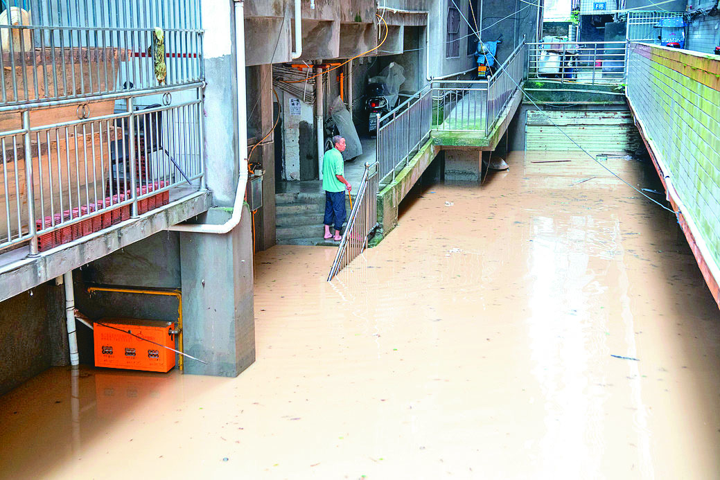 重慶暴雨6死 三峽大壩急洩洪   15條河超警戒 山體滑坡 埋了祖孫3人 水漫河堤 30輛教練車泡水