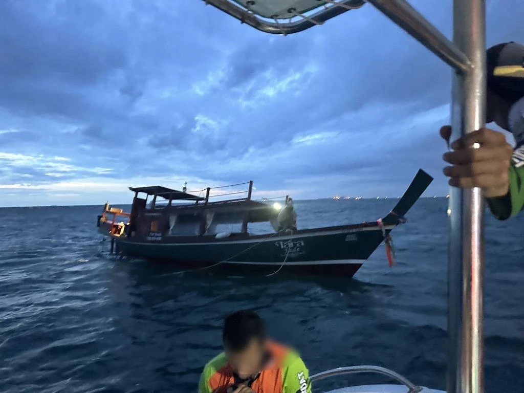 渡船海中央熄火險沉沒 12遊客驚魂