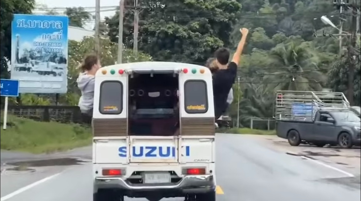 老外玩刺激 半身探出嘟嘟車惹罵聲