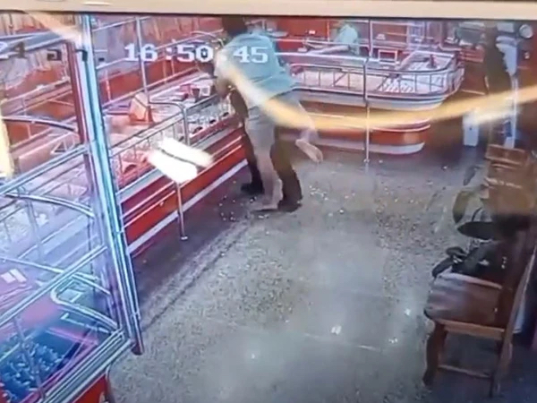 歹徒持假槍劫金行 老闆識破奮起擒拿