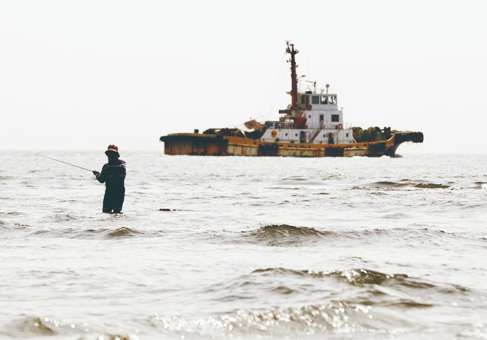 菲油輪馬尼拉外海沉沒 燃油外漏