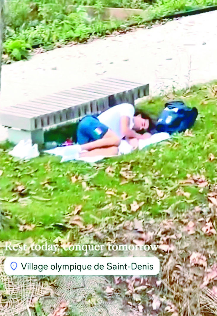 選手村太熱 義金牌泳將睡公園