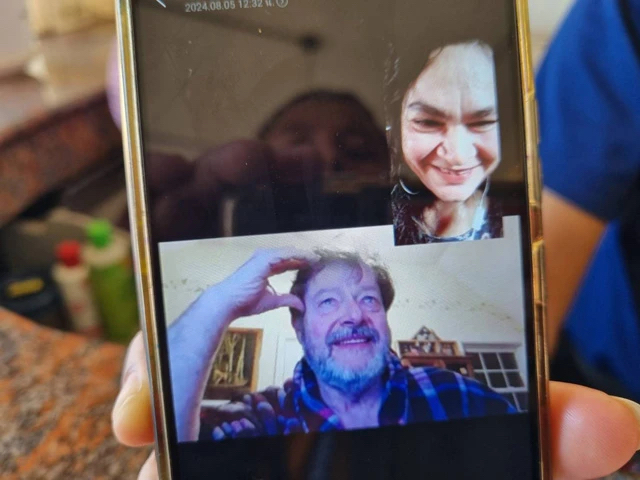 闊別48載 美國老兵重逢泰國女兒喜極而泣