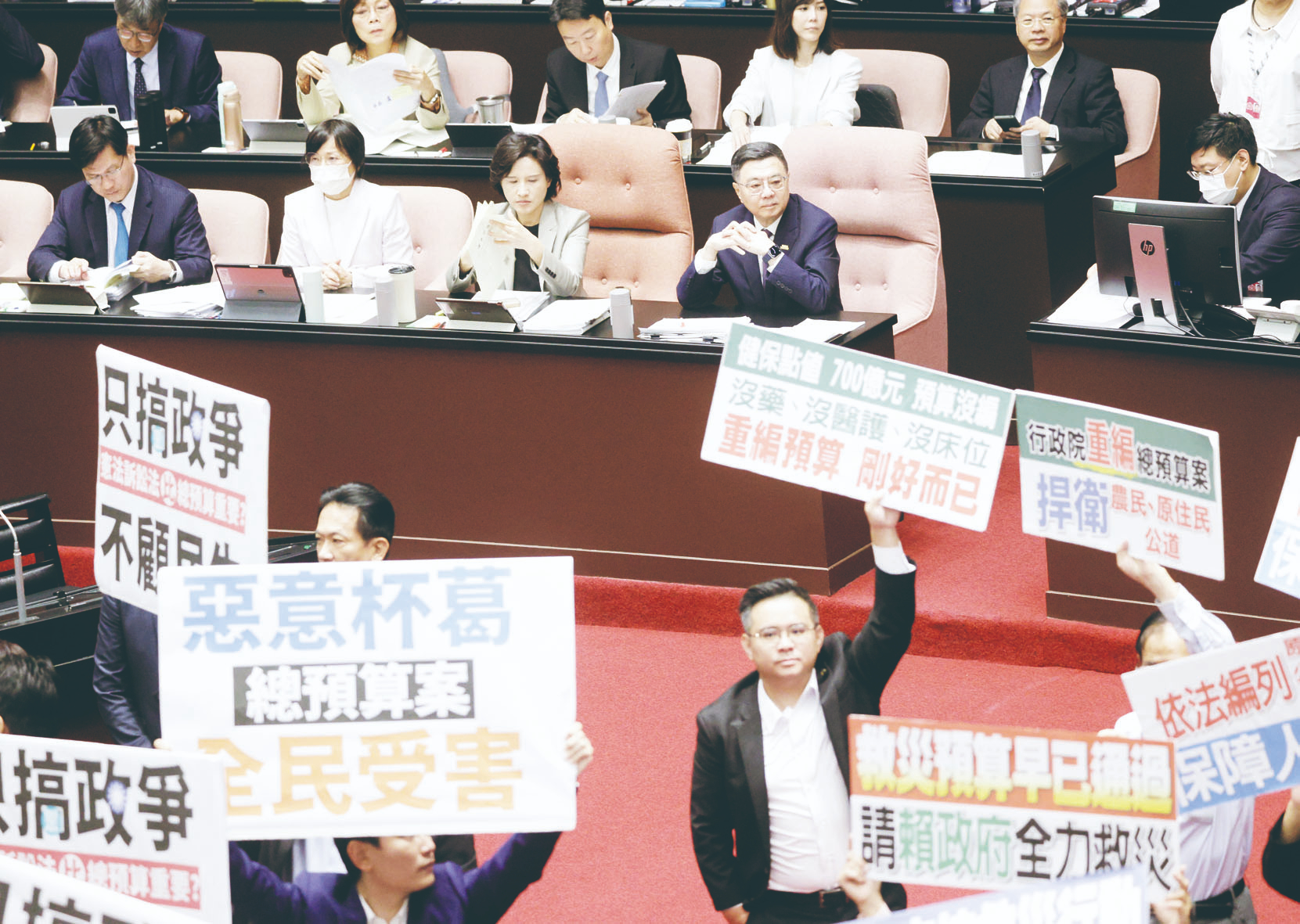 總預算案立院封殺 退回程序委員會
