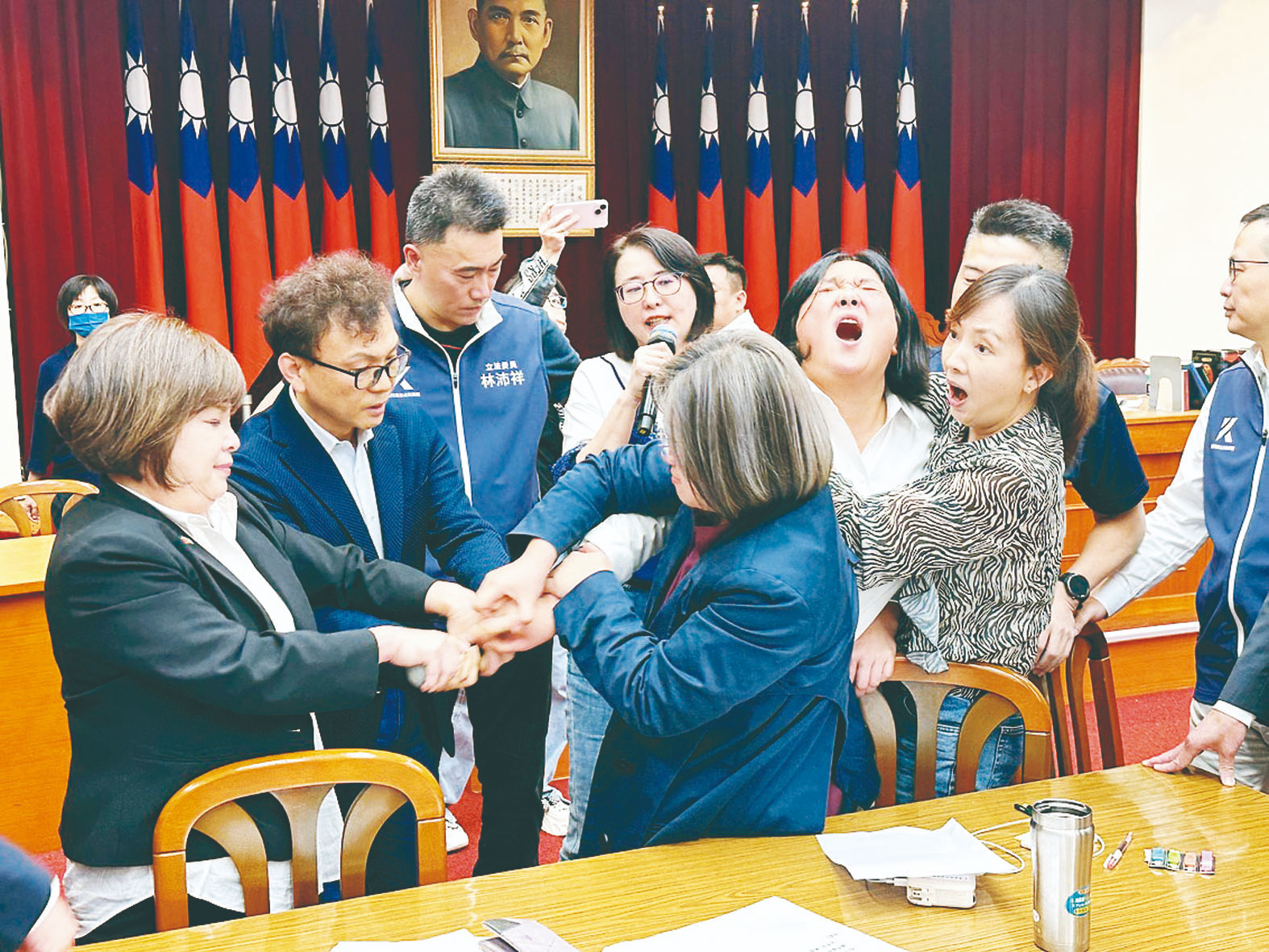 挑燈夜戰 朝野審財劃法爆衝突