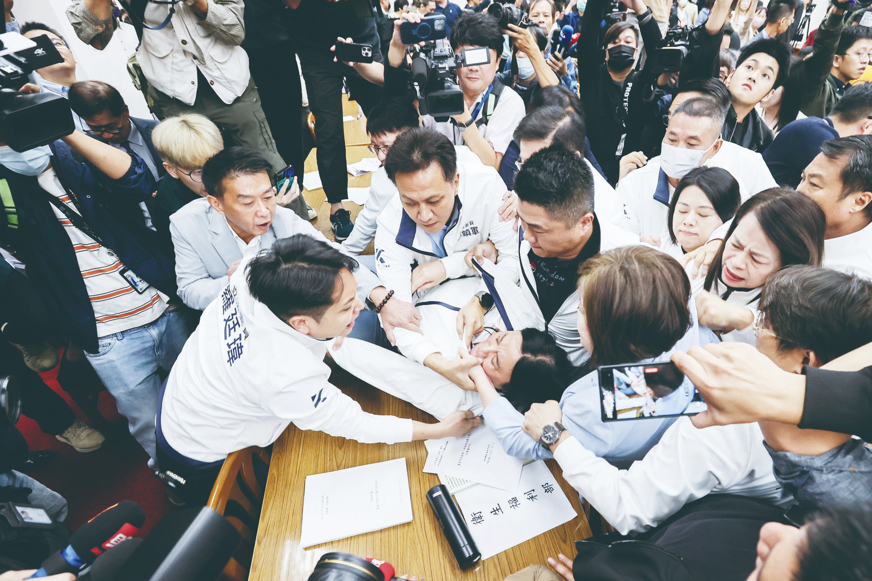 藍白強推財劃法 綠批毀憲亂政